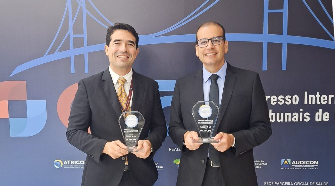 Foto com a imagem de dois homens segurando as placas Foto com a imagem de dois homens segurando as placas