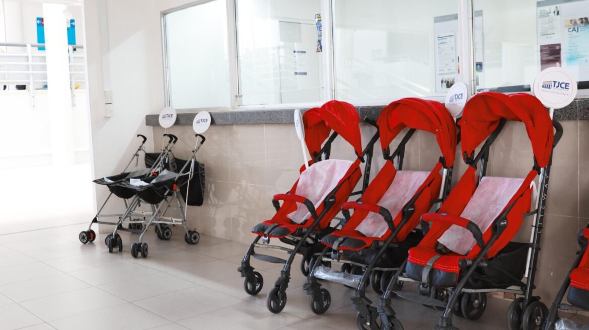 Foto com a imagem de vários carrinhos de bebês enfileirados Foto com a imagem de vários carrinhos de bebês enfileirados