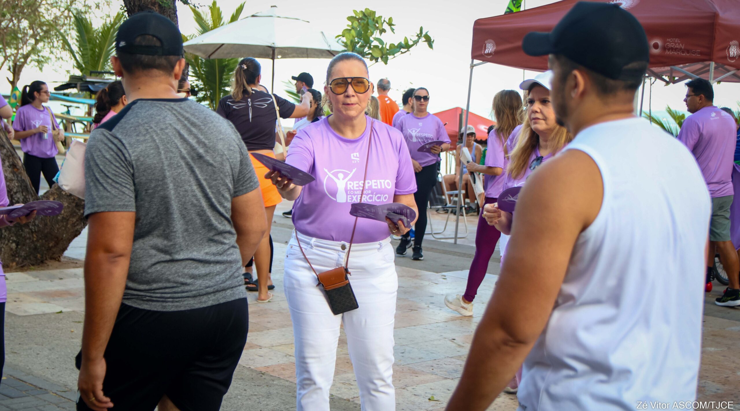 “Respeito é o Melhor Exercício”: TJCE mobiliza praticantes de atividades físicas na Beira Mar para reforçar o combate à violência contra a mulher