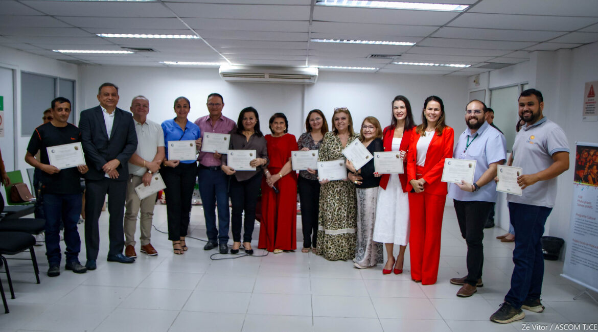 Imagem com várias mulheres e homens perfilhadas(os) Imagem com várias mulheres e homens perfilhadas(os)