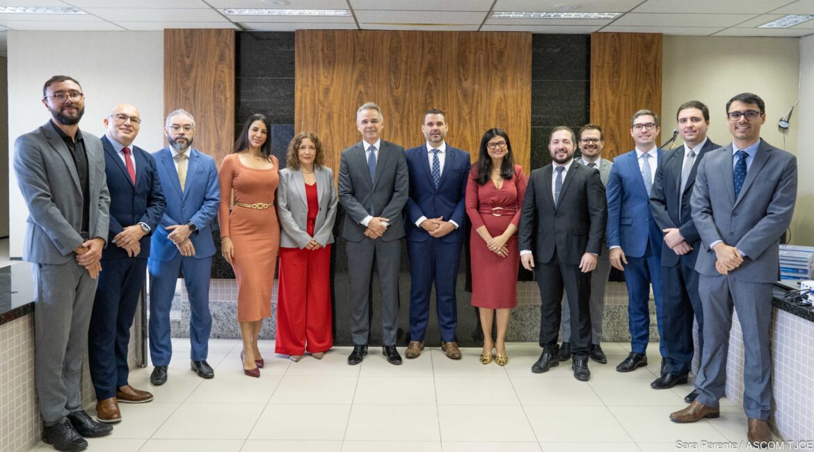 Foto com a imagem de mulheres e homens perfilhadas(os) Foto com a imagem de mulheres e homens perfilhadas(os)