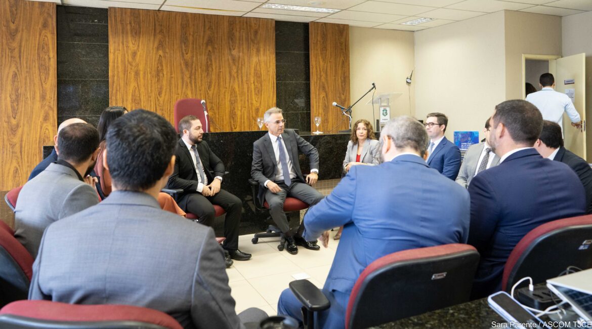 Várias mulheres e homens sentandas(os) em cadeiras no formato de um círculo Várias mulheres e homens sentandas(os) em cadeiras no formato de um círculo