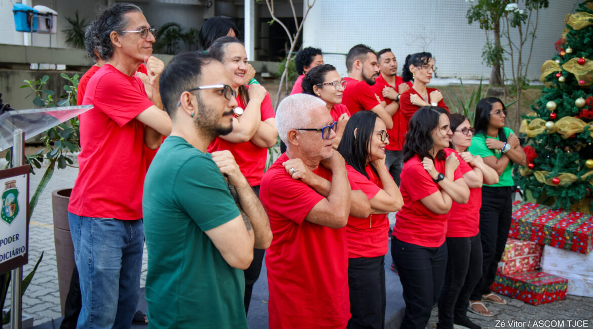 Foto de várias pessoas surdas em apresentação Foto de várias pessoas surdas em apresentação