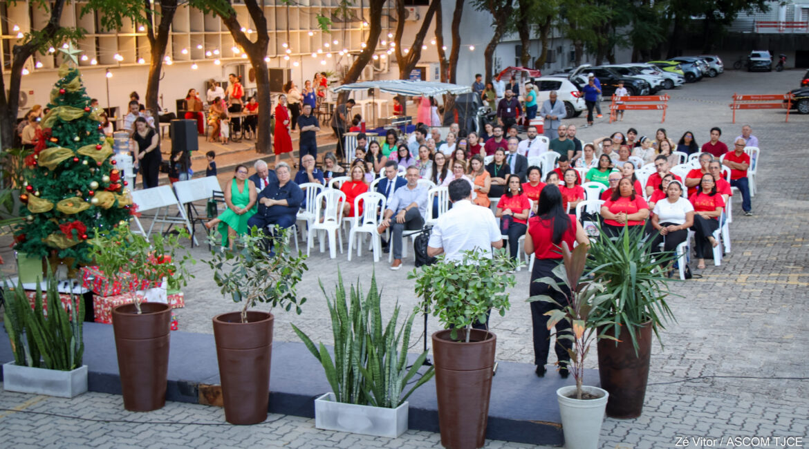 Foto geral de um pátio com várias pessoas Foto geral de um pátio com várias pessoas