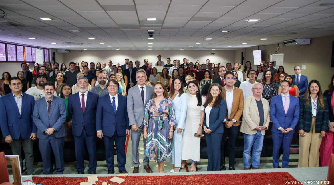 Foto com várias pessoas ao final do evento Foto com várias pessoas ao final do evento