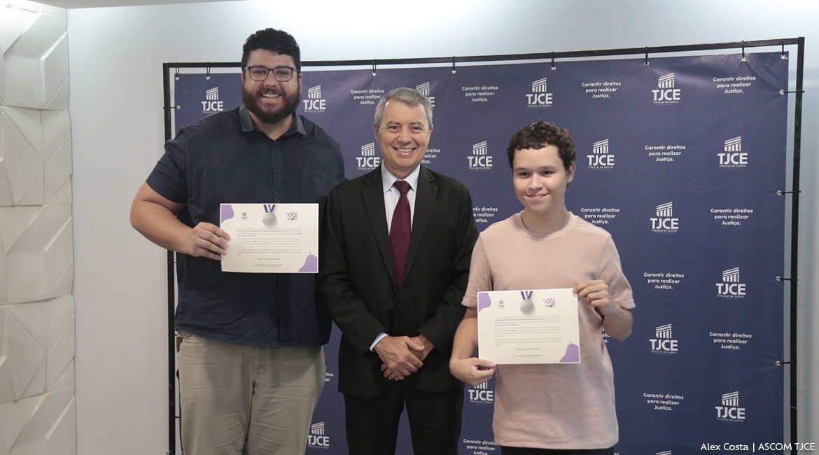 Foto com a imagem de três homens Foto com a imagem de três homens