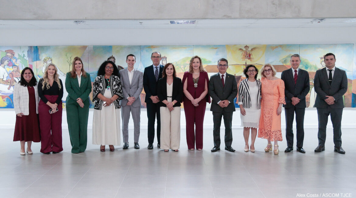 Foto com vários homens e mulheres que participaram do evento
