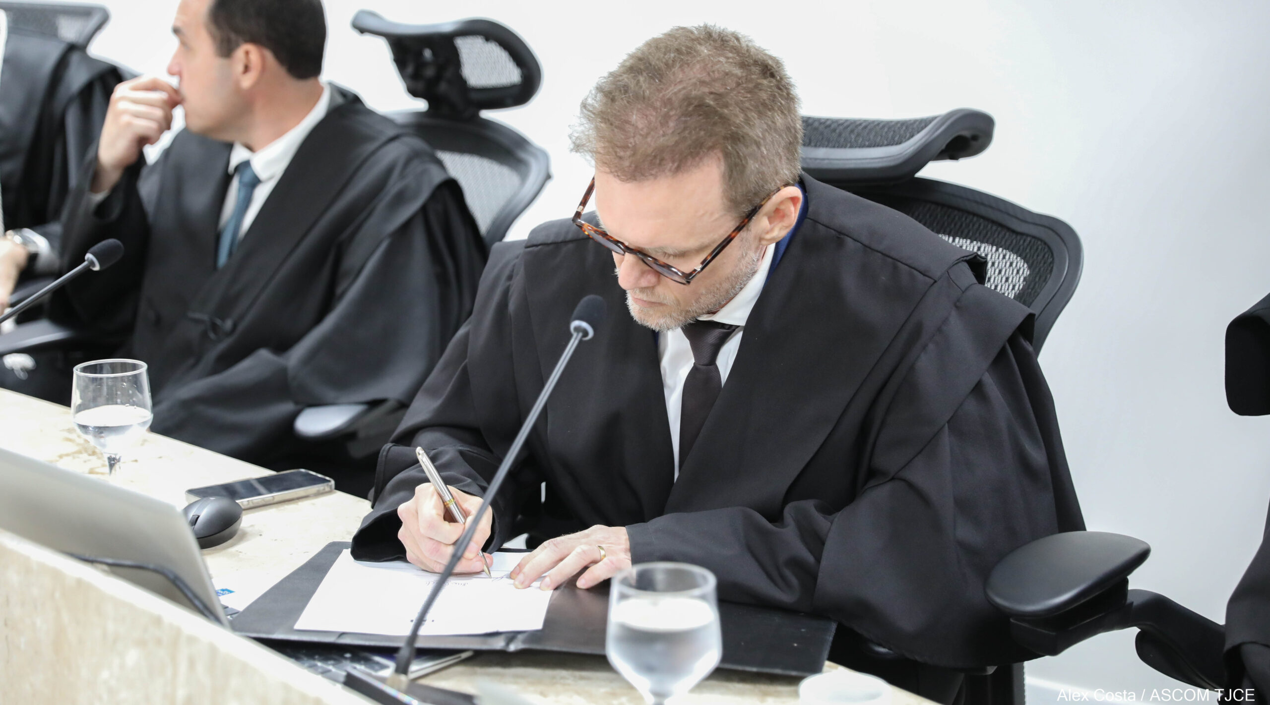 TJCE empossa cinco magistradas(os) por meio de permuta interestadual