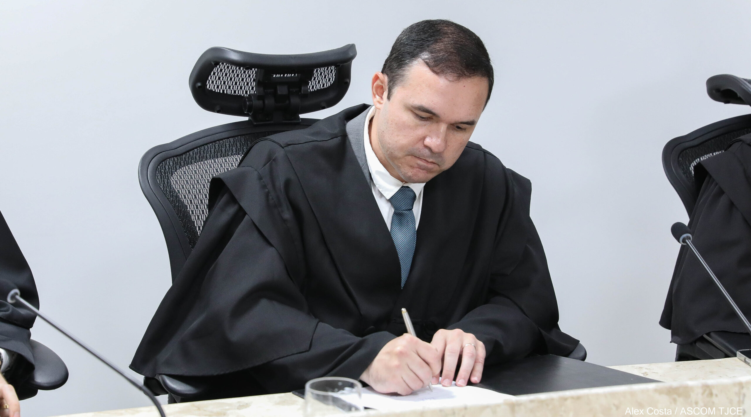 TJCE empossa cinco magistradas(os) por meio de permuta interestadual