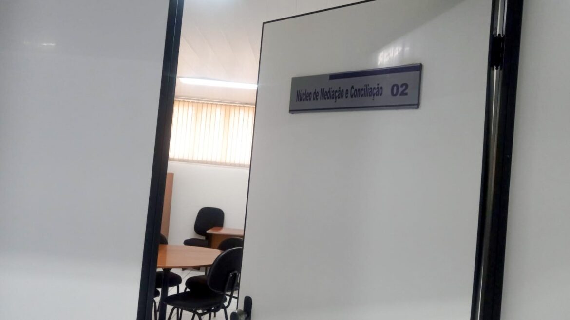 Imagem da sala com uma porta entreaberto