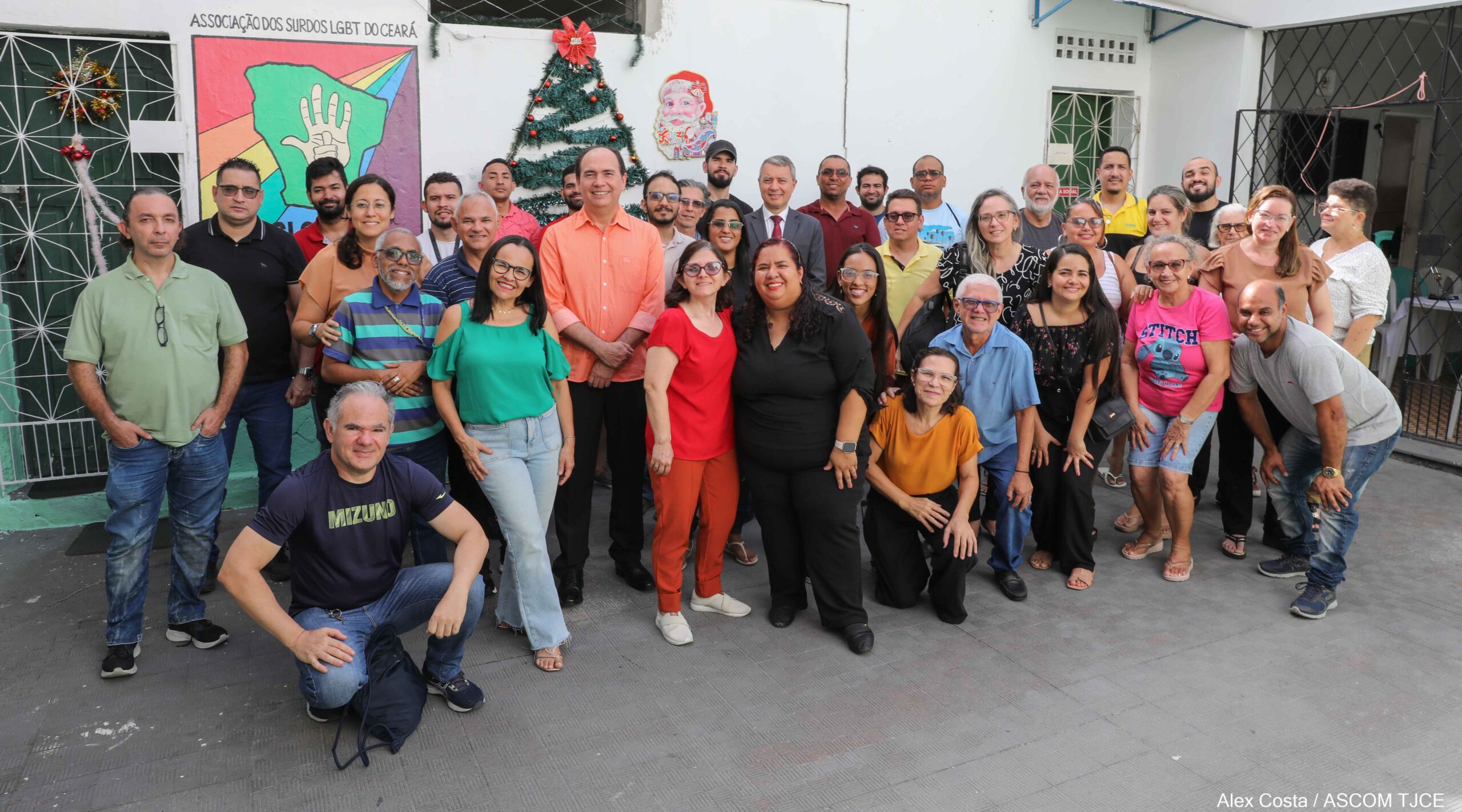 Várias pessoas posando para foto, no pátio da Associação Várias pessoas posando para foto, no pátio da Associação