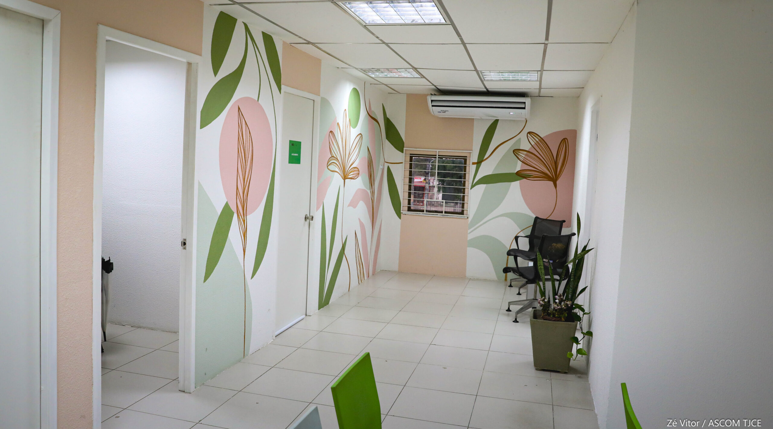 Sala com acesso a três portas vizinhas e com paredes coloridas e desenhos de folhas e flores Sala com acesso a três portas vizinhas, com paredes coloridas e desenhos de folhas e flores