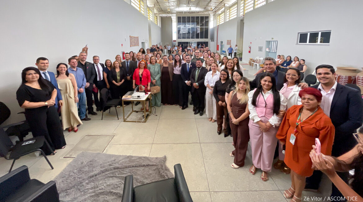 Homens e mulheres posam para foto ao final do evento