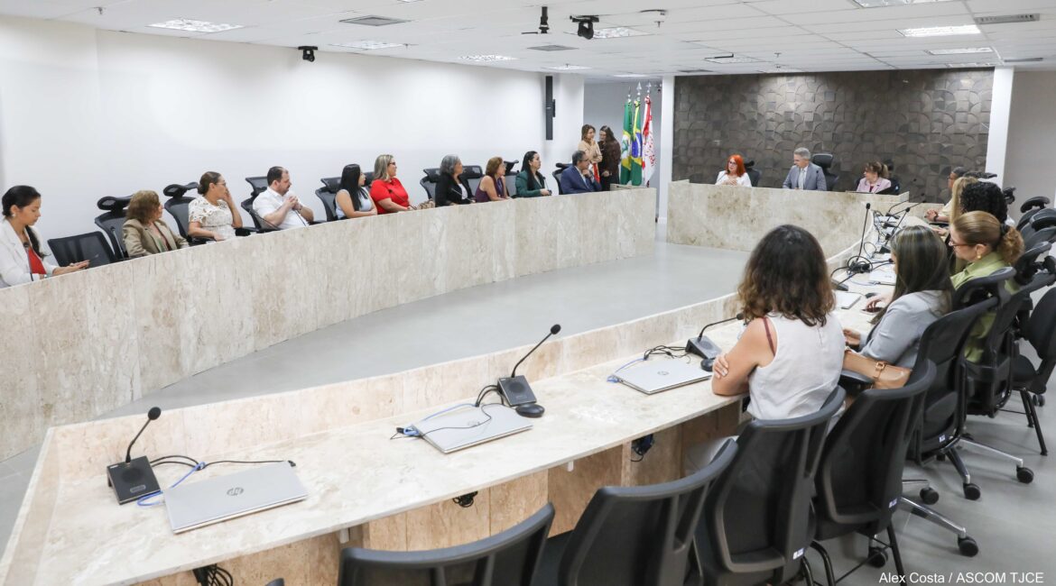 Várias pessoas sentadas em um auditório durante a reunião