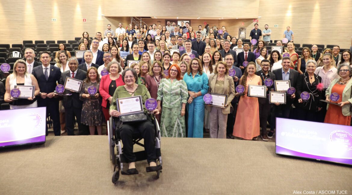 Homens e mulheres posam para foto ao final do evento Homens e mulheres posam para foto ao final do evento