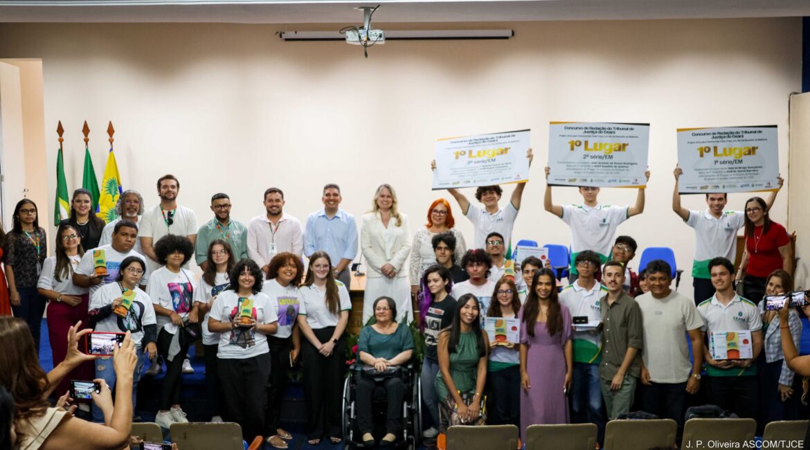 Imagem com estudantes e representantes das escolas