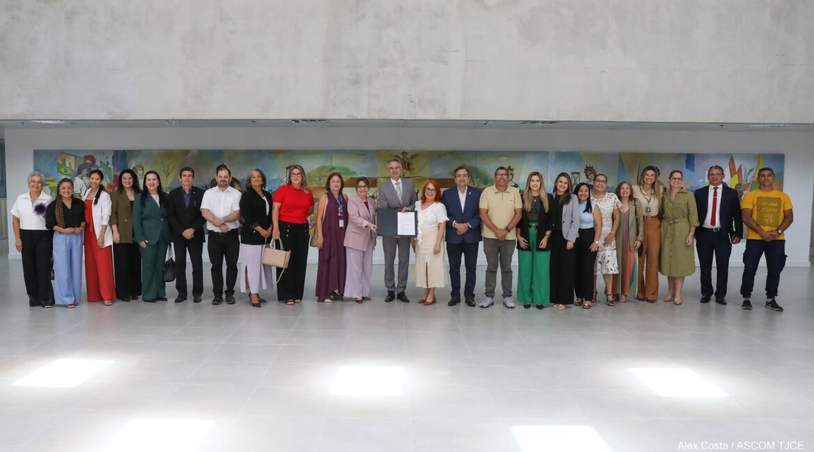 Participantes posam para foto ao final do evento