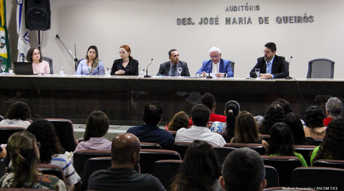 Mesa com os palestrantes e o público no auditório da Esmec Mesa com os palestrantes e o público no auditório da Esmec