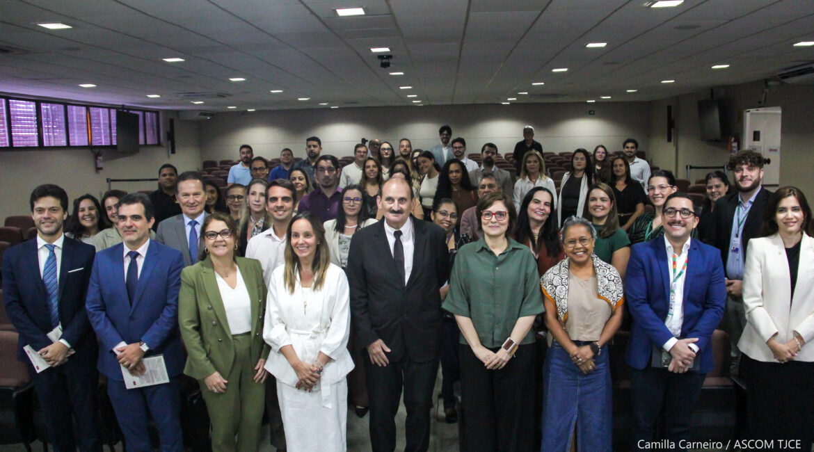 Várias pessoas posam para foto ao final do evento