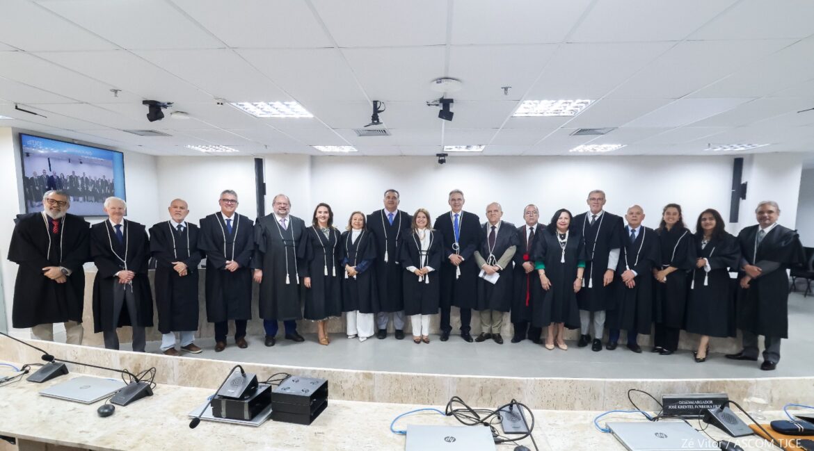 18 pessoas, entre homens e mulheres fazem pose para foto 18 pessoas, entre homens e mulheres posam para foto