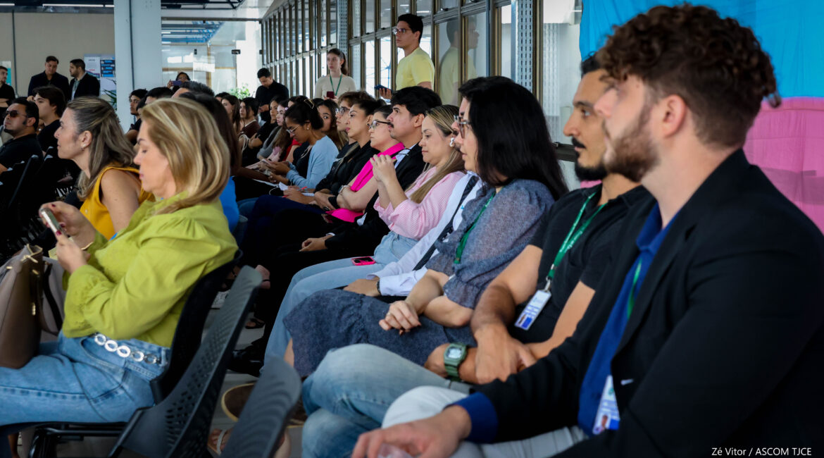 Homens e mulheres sentadas durante o evento