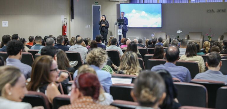 Com auditório lotado, Esmec abre pós-graduação com debate sobre Inteligência Artificial no Judiciário