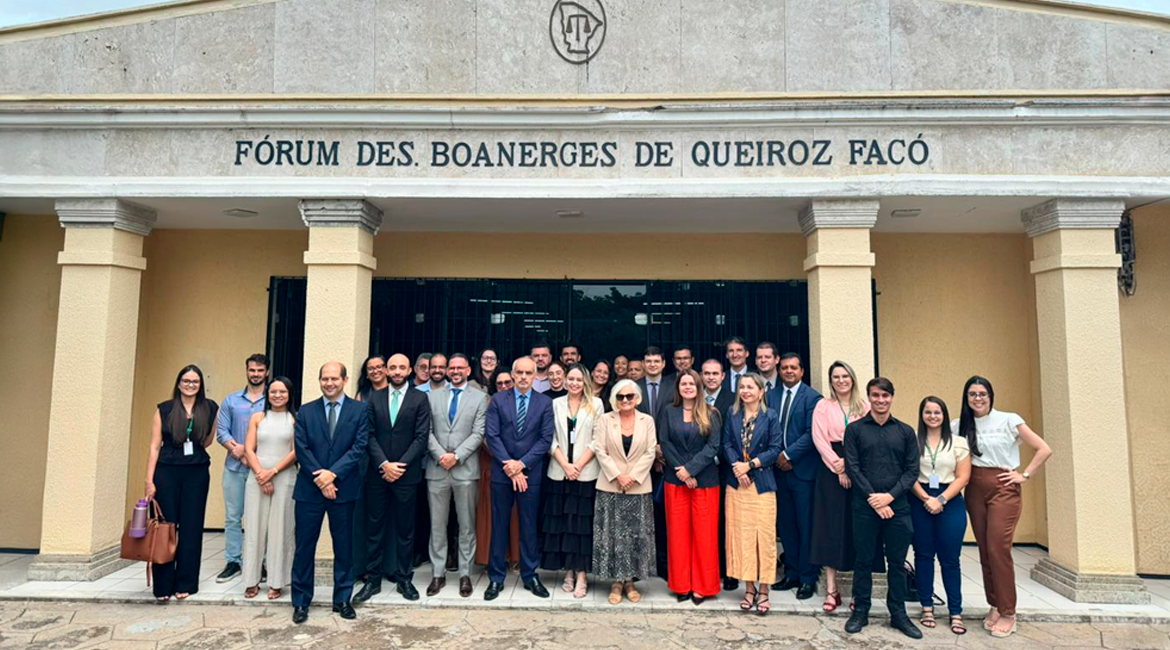 Foto com vários homens e mulhres que posaram para foto ao final do encontro
