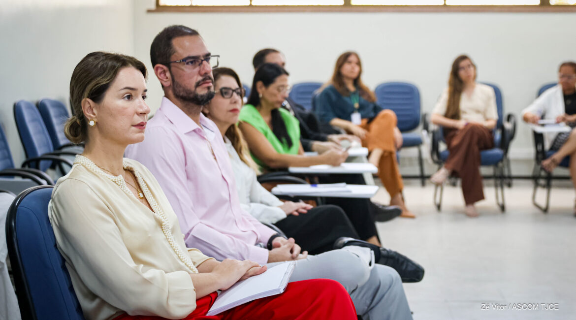 Foto de mulheres e homens sentadas(os) na sala de aula