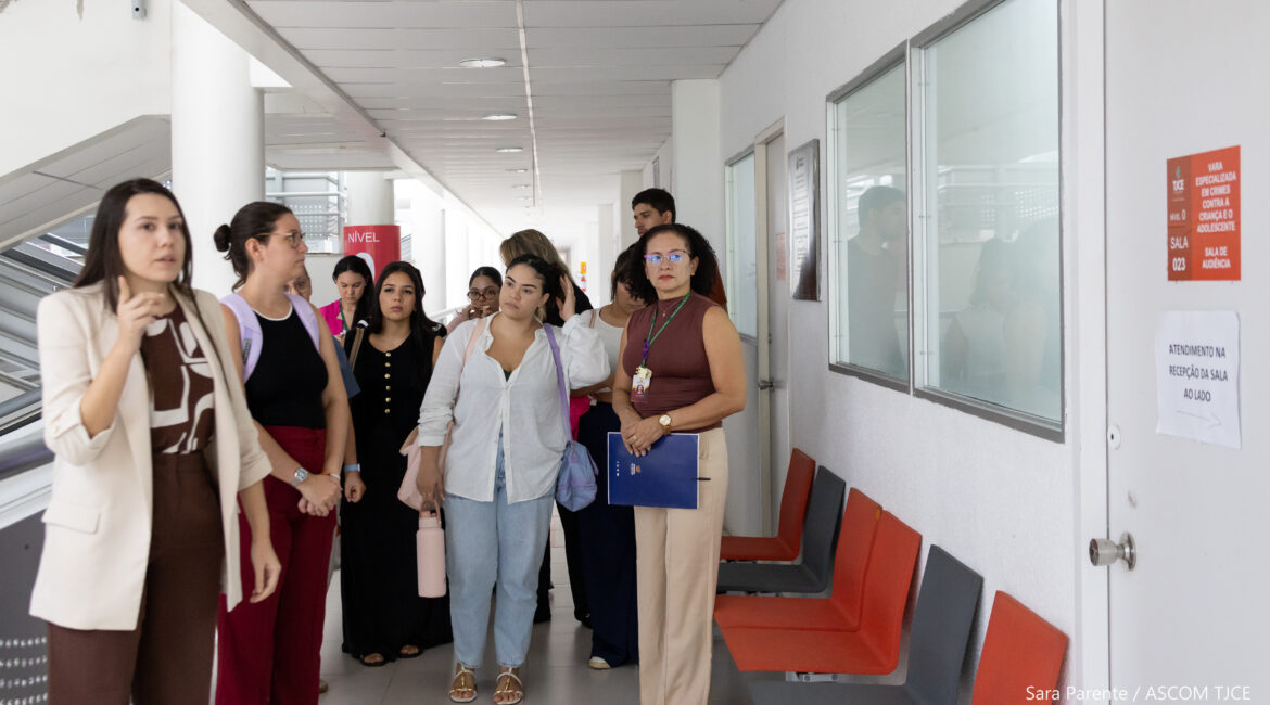 Foto com várias mulheres em pé no corredor do Fórum