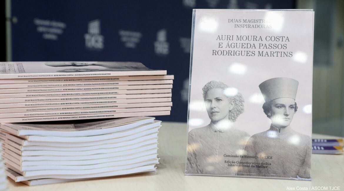 Imagem com vários livros empilhados e, ao lado, um exemplar mostrando foto de duas mulheres