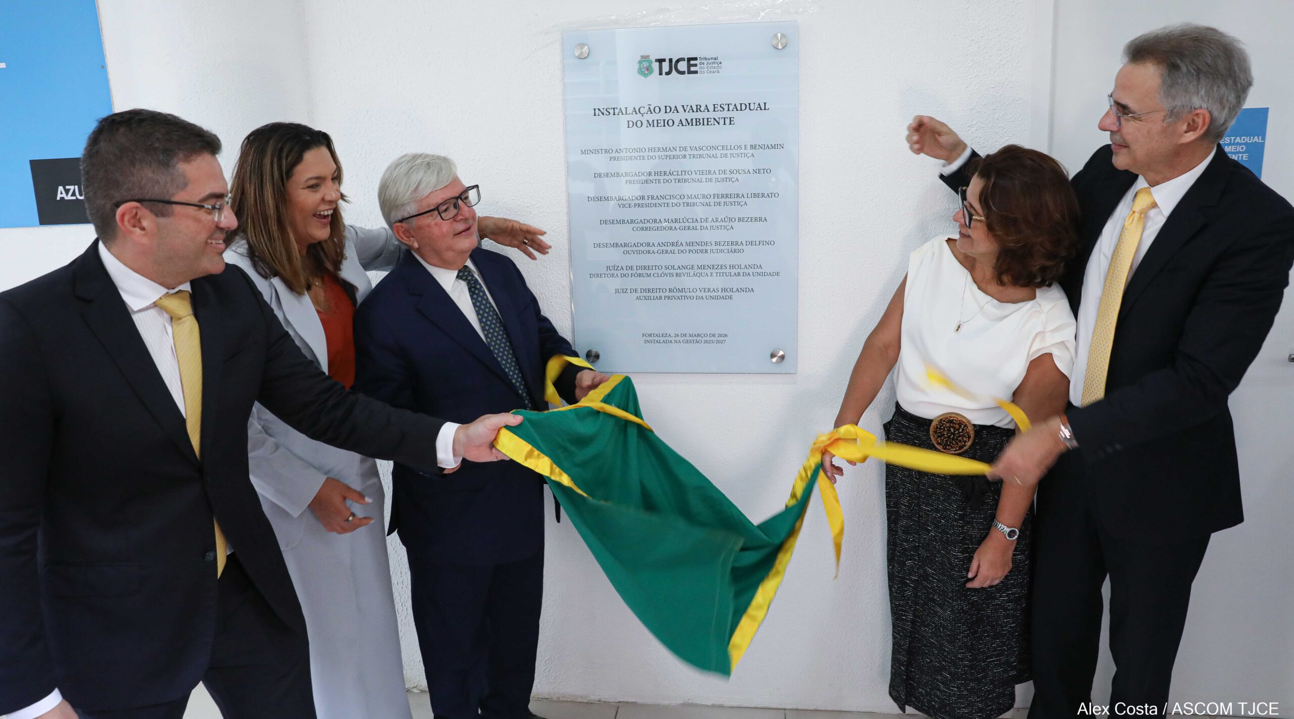 Foto com duas mulheres e três homens descerrando a placa de inauguração da vara
