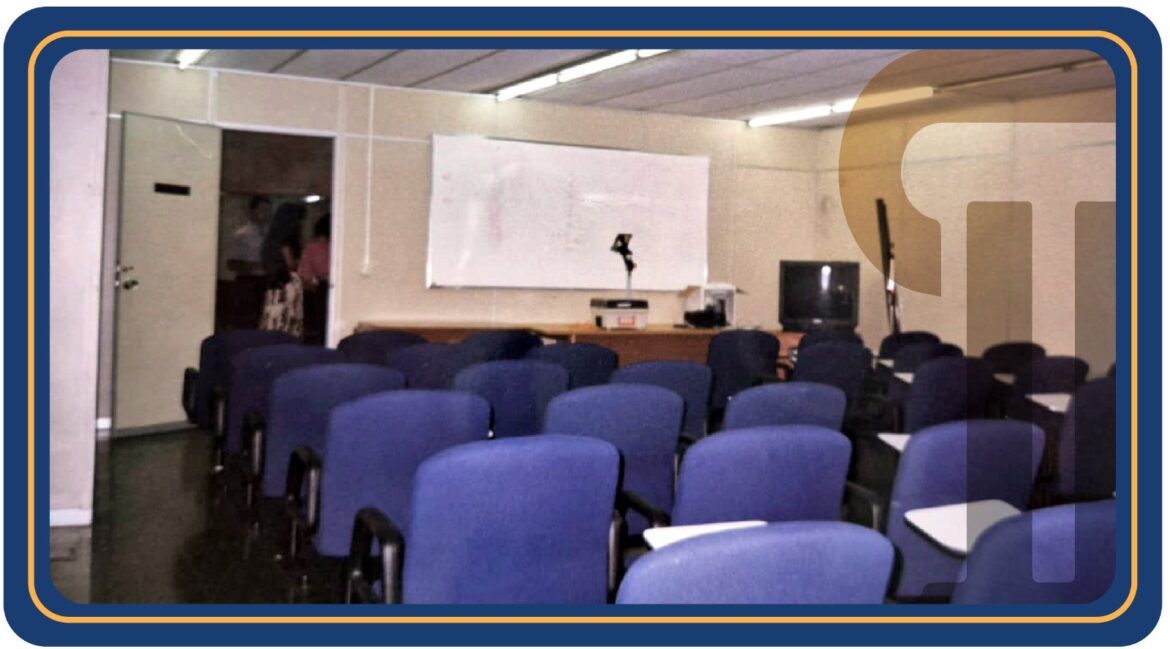 Sala ampla com várias cadeiras azuis