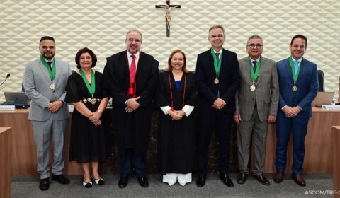 Presidente e magistrados do TJCE recebem Comenda de Mérito ao Ouvidor concedida pelo TRE-CE