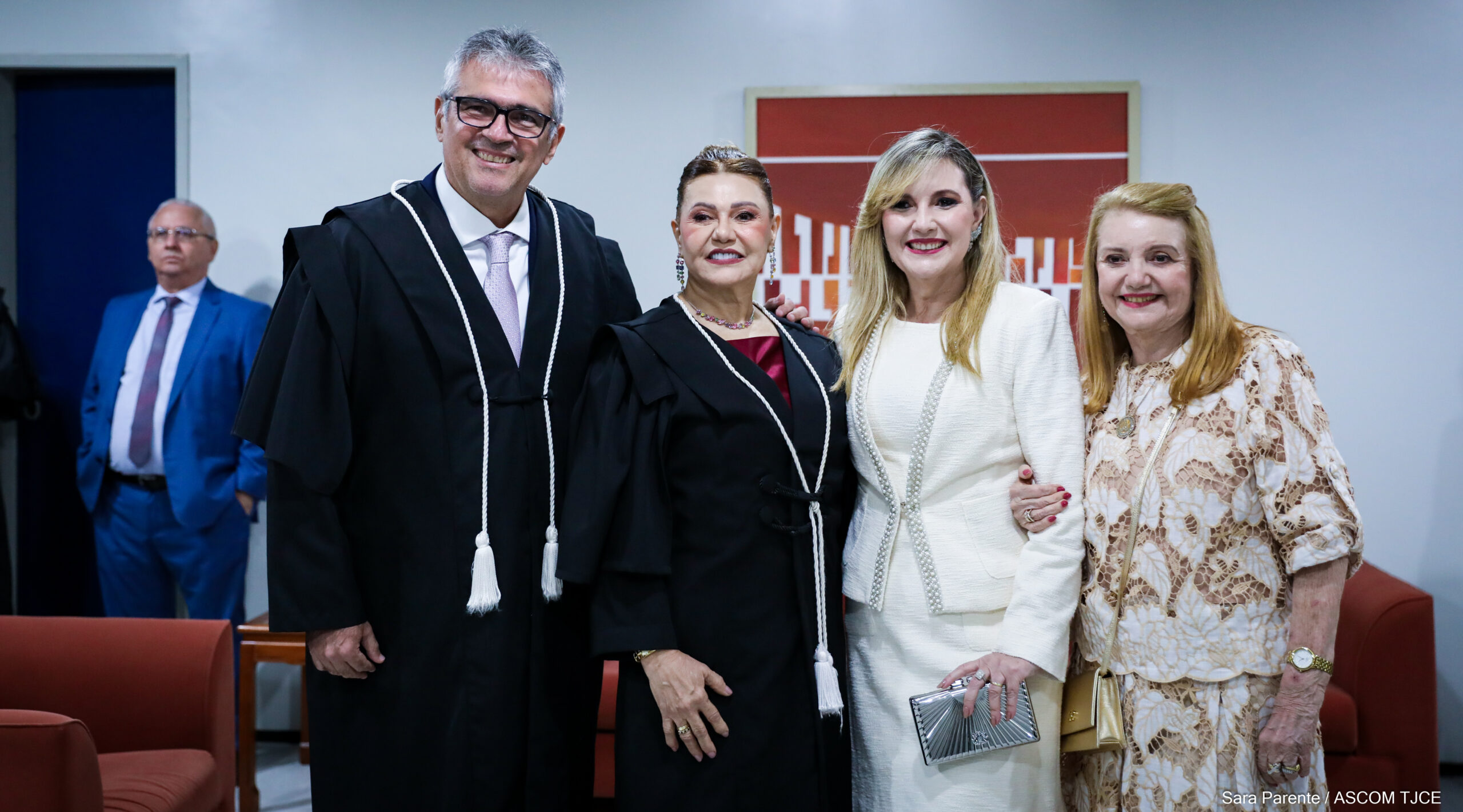 Primeira desembargadora eleita em processo exclusivo para mulheres é empossada pelo TJCE