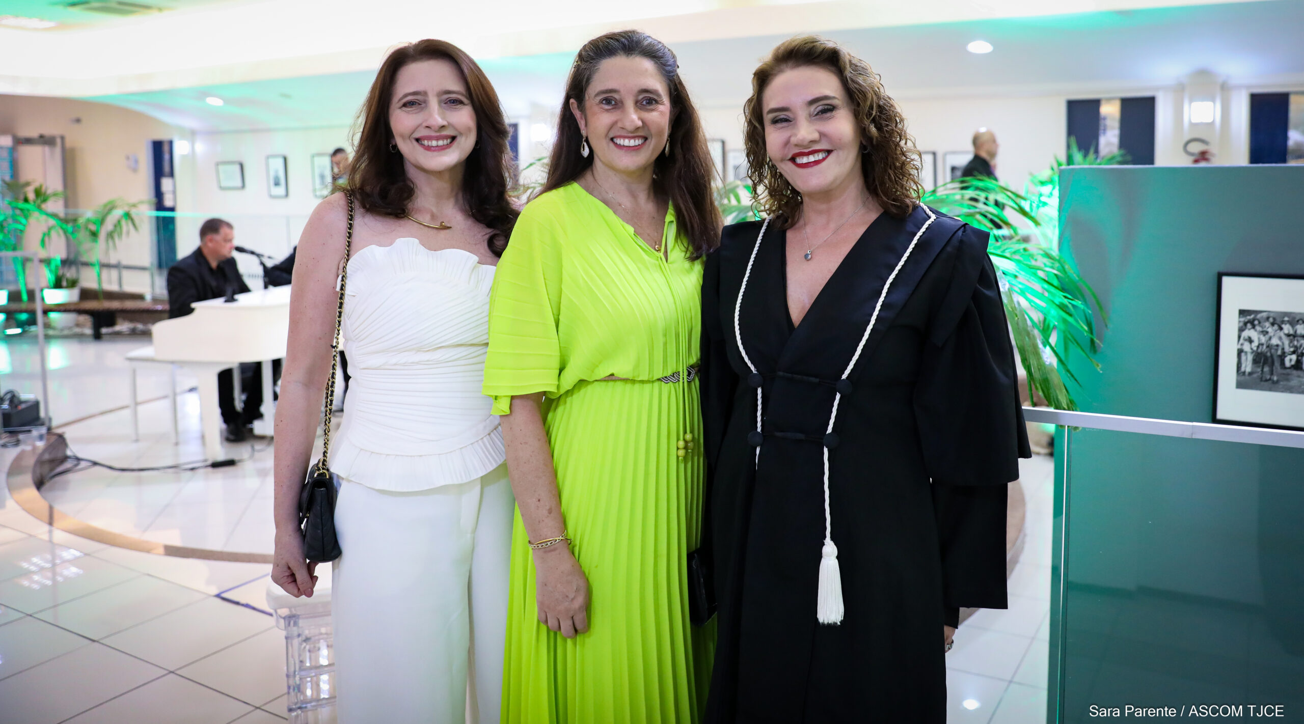 Primeira desembargadora eleita em processo exclusivo para mulheres é empossada pelo TJCE