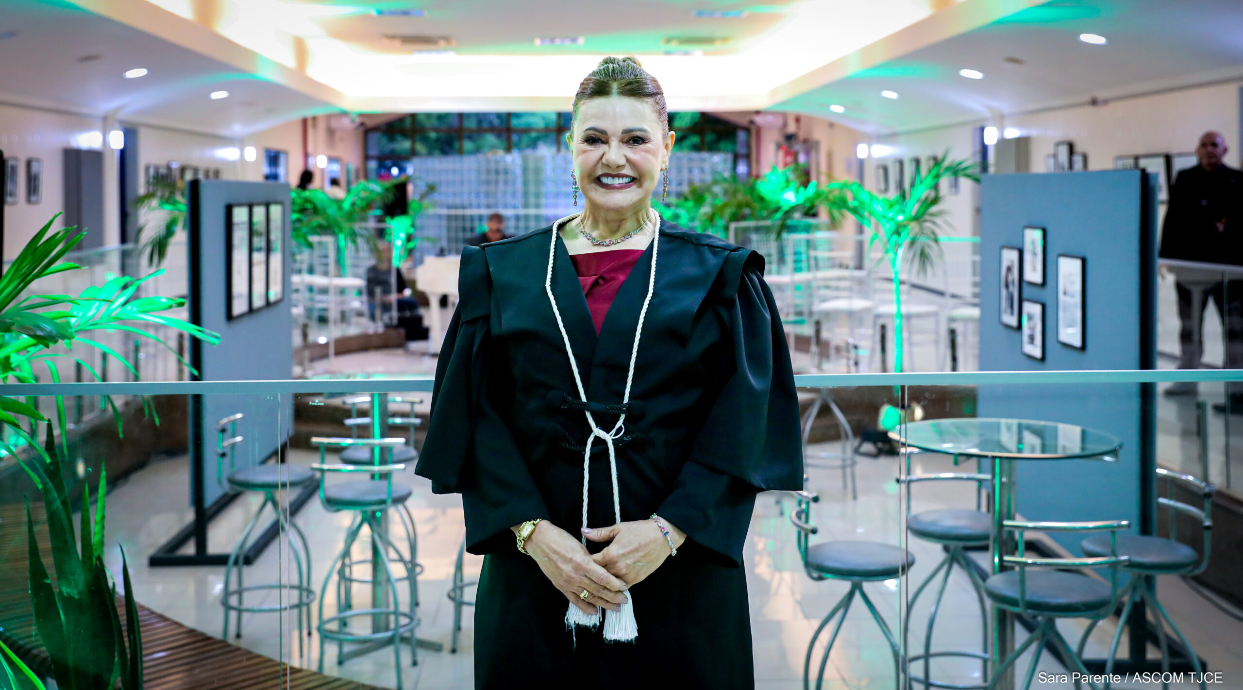 Primeira desembargadora eleita em processo exclusivo para mulheres é empossada pelo TJCE