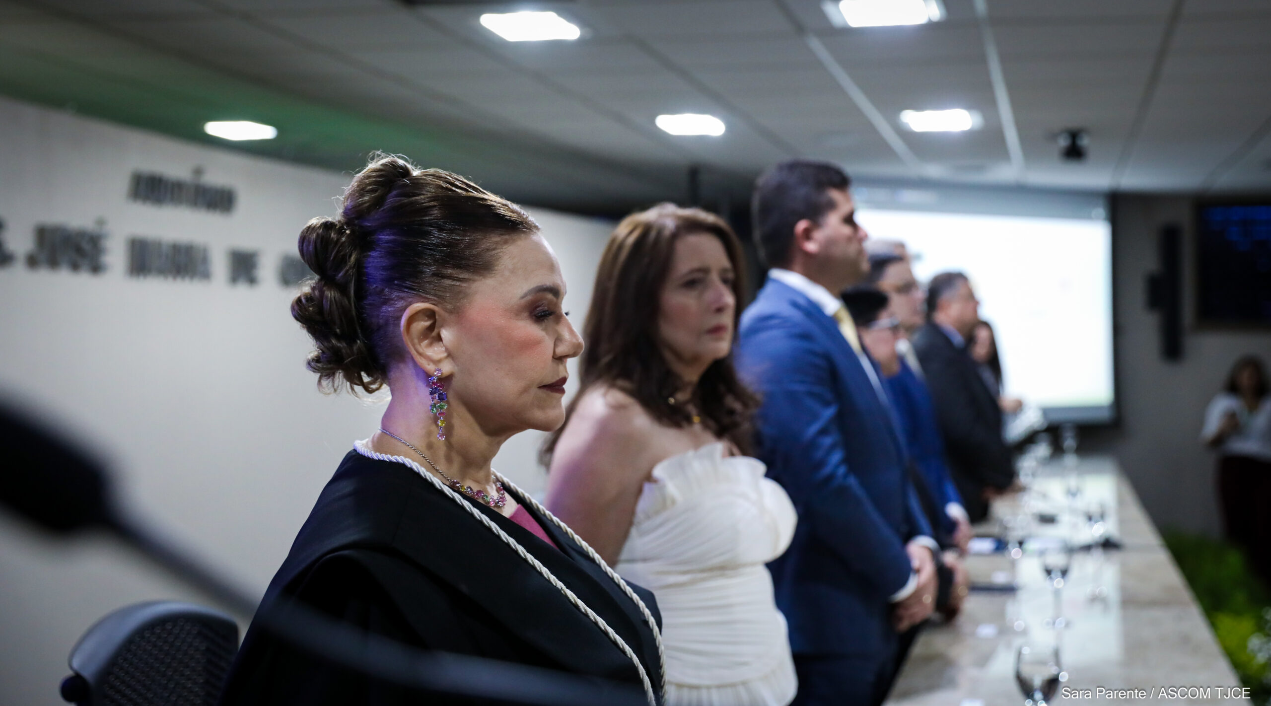 Primeira desembargadora eleita em processo exclusivo para mulheres é empossada pelo TJCE