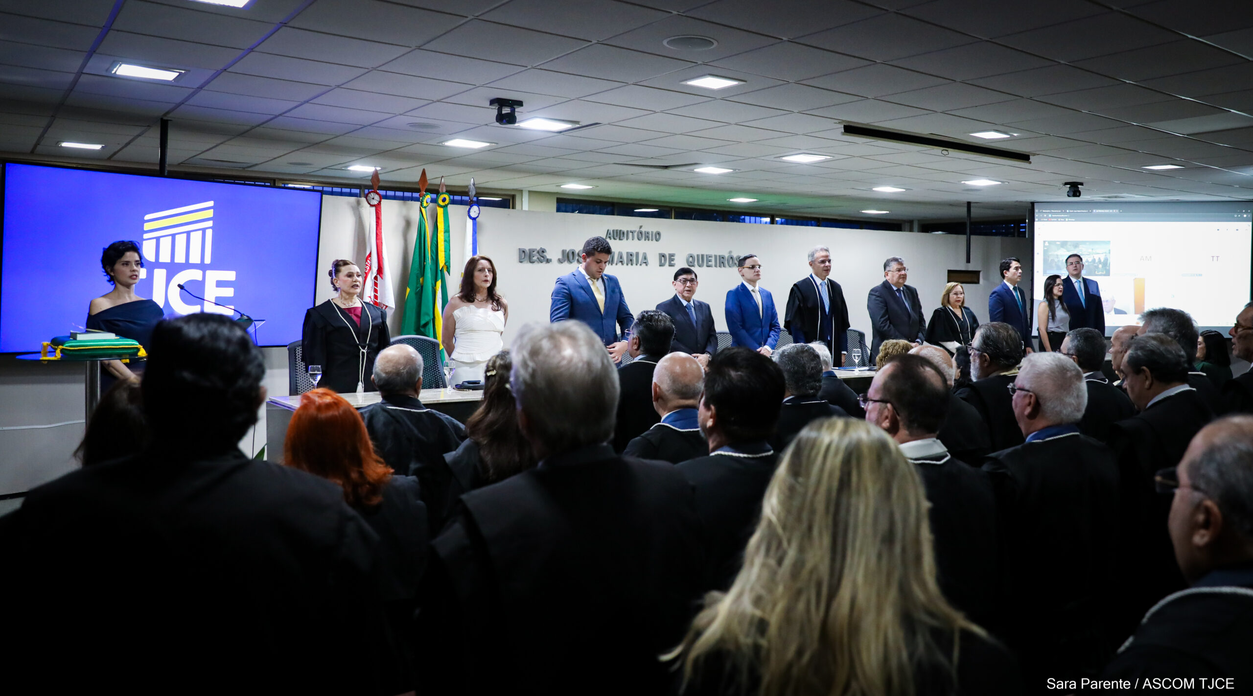 Primeira desembargadora eleita em processo exclusivo para mulheres é empossada pelo TJCE