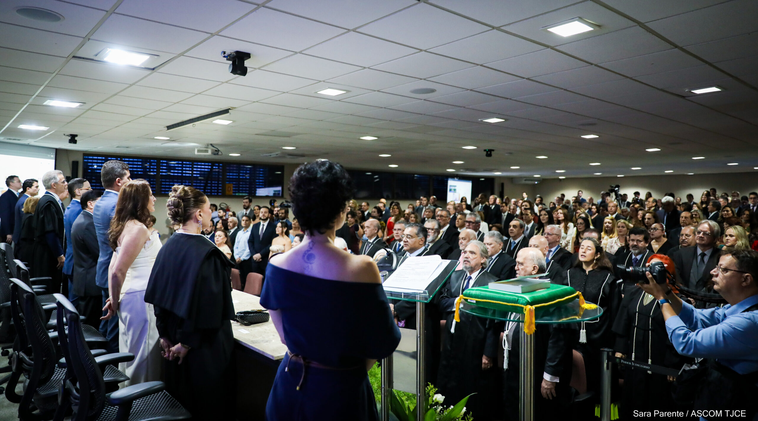 Primeira desembargadora eleita em processo exclusivo para mulheres é empossada pelo TJCE