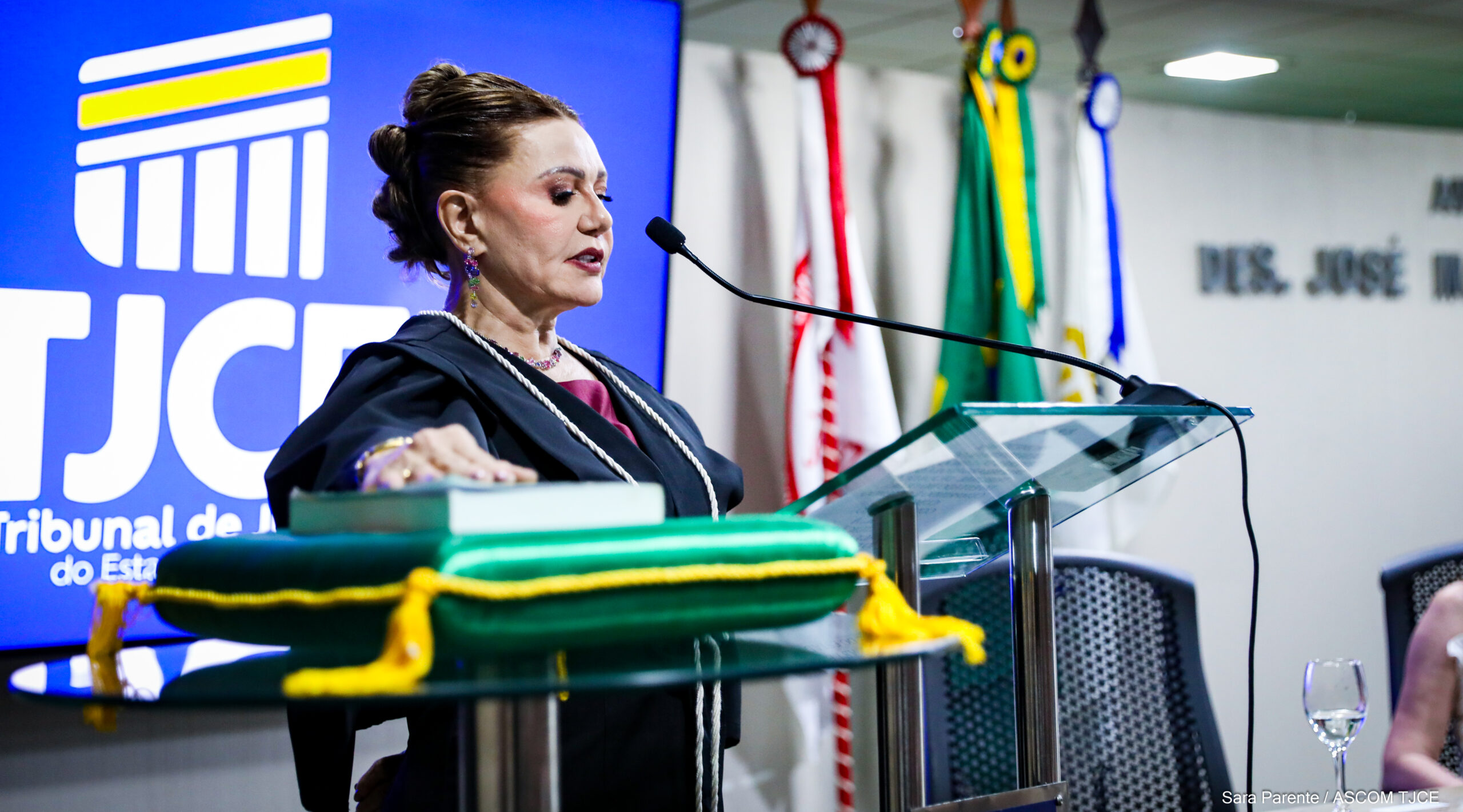 Primeira desembargadora eleita em processo exclusivo para mulheres é empossada pelo TJCE