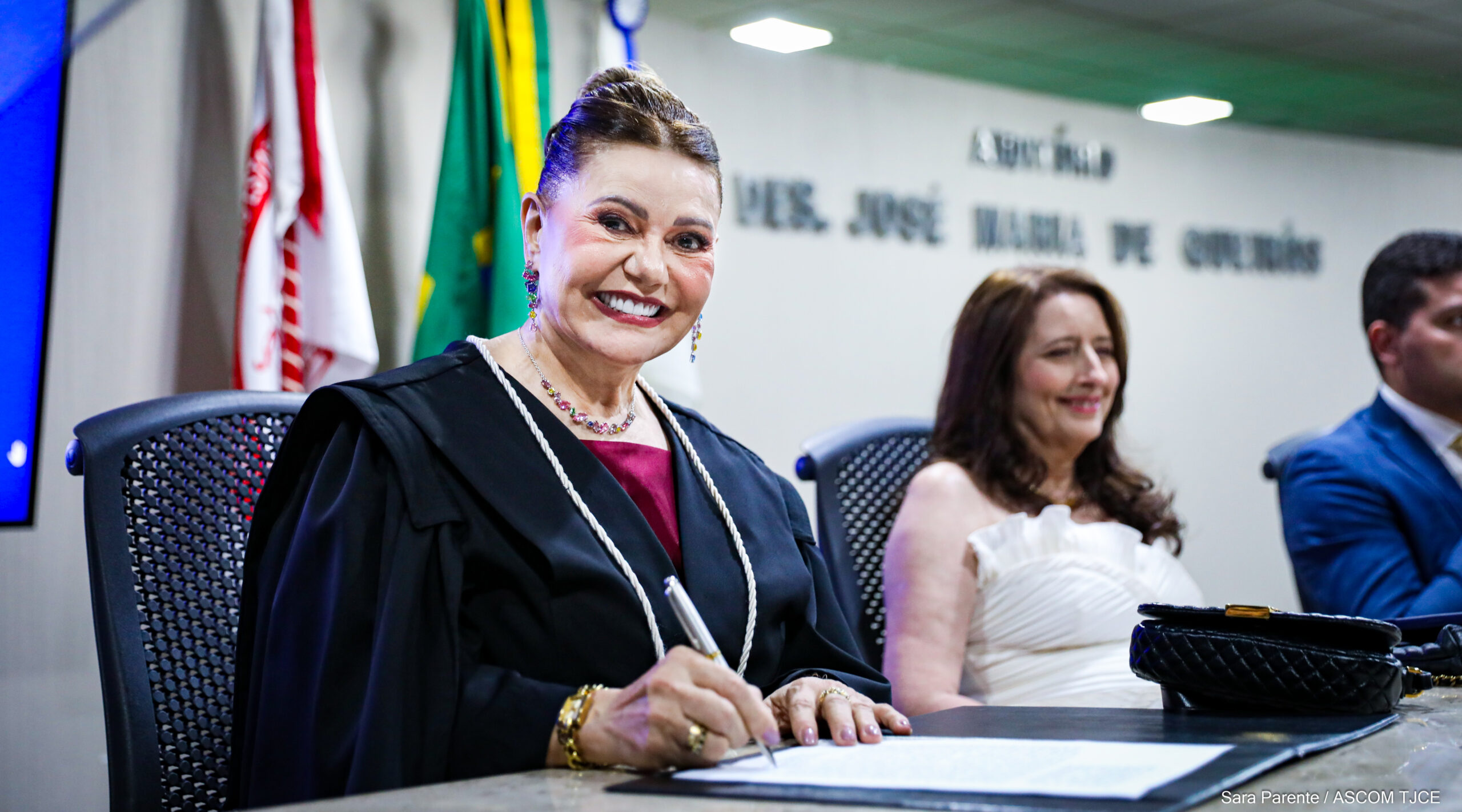 Primeira desembargadora eleita em processo exclusivo para mulheres é empossada pelo TJCE