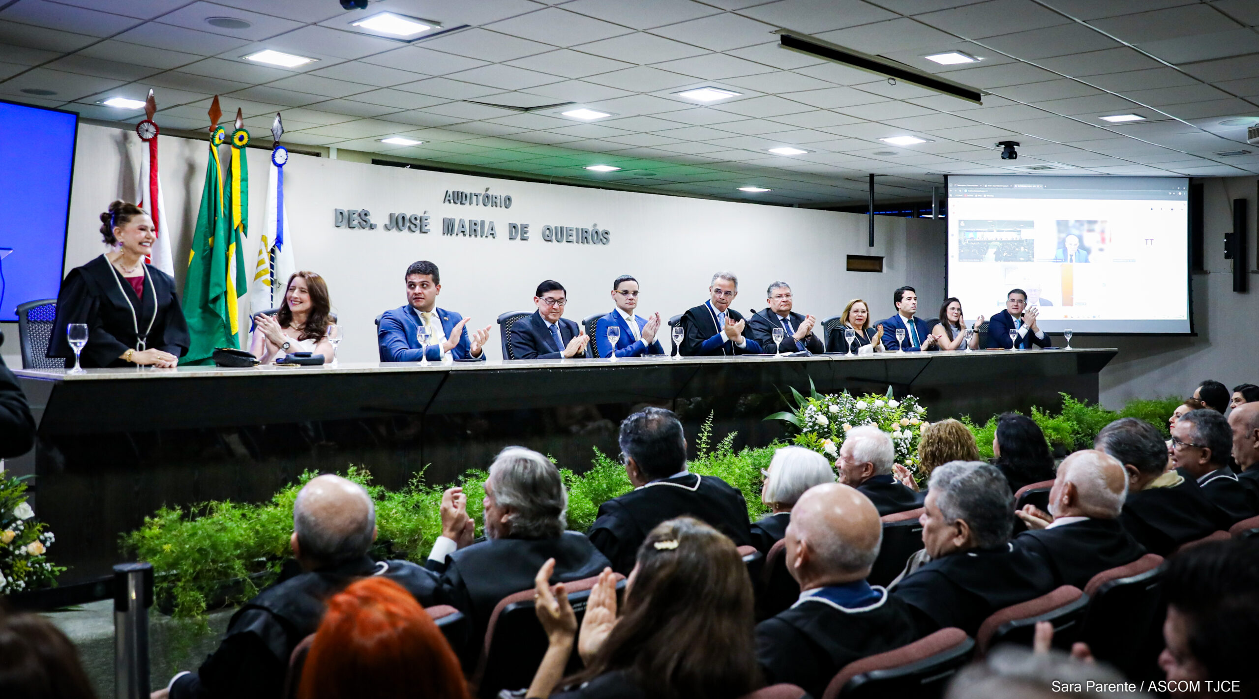 Primeira desembargadora eleita em processo exclusivo para mulheres é empossada pelo TJCE