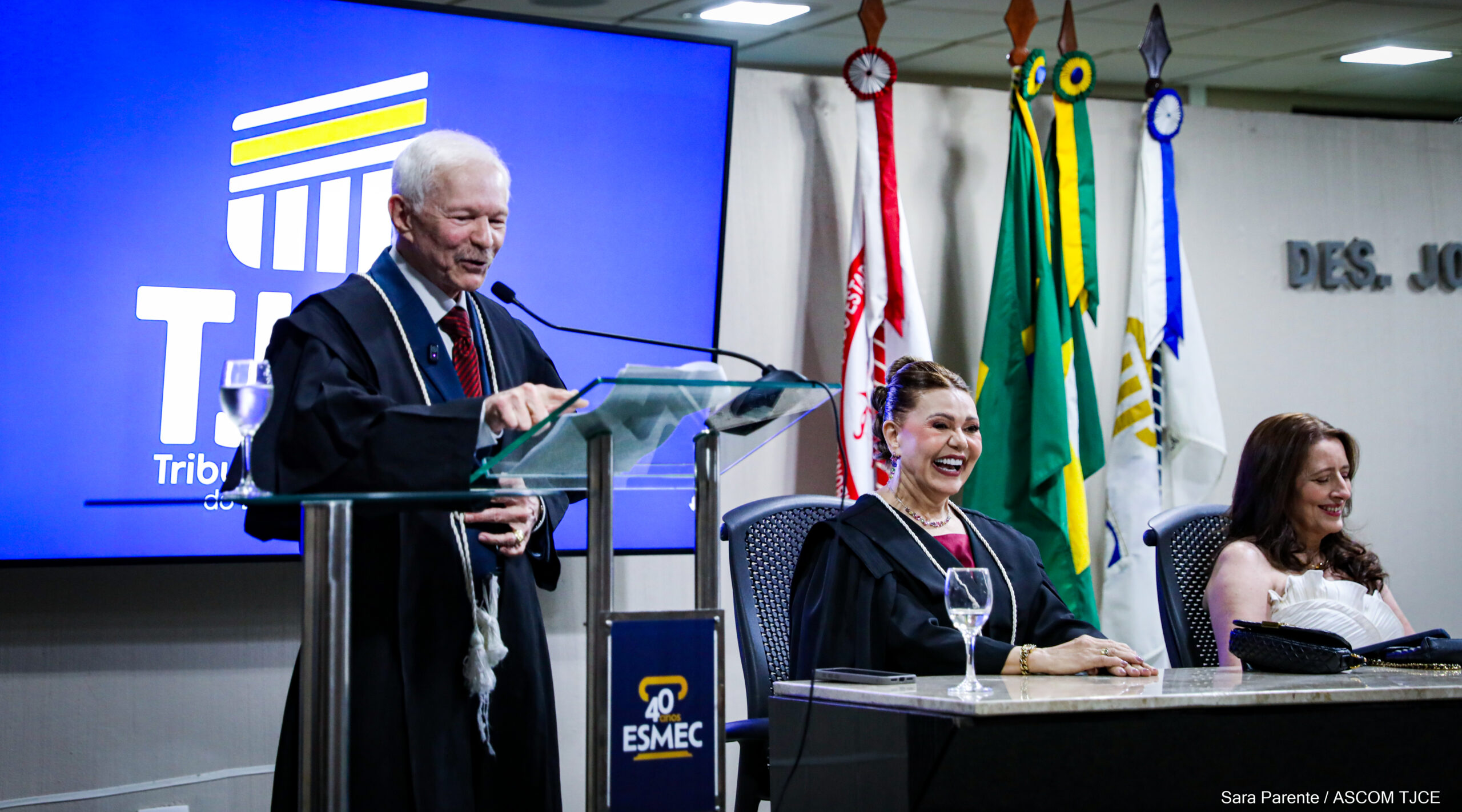 Primeira desembargadora eleita em processo exclusivo para mulheres é empossada pelo TJCE