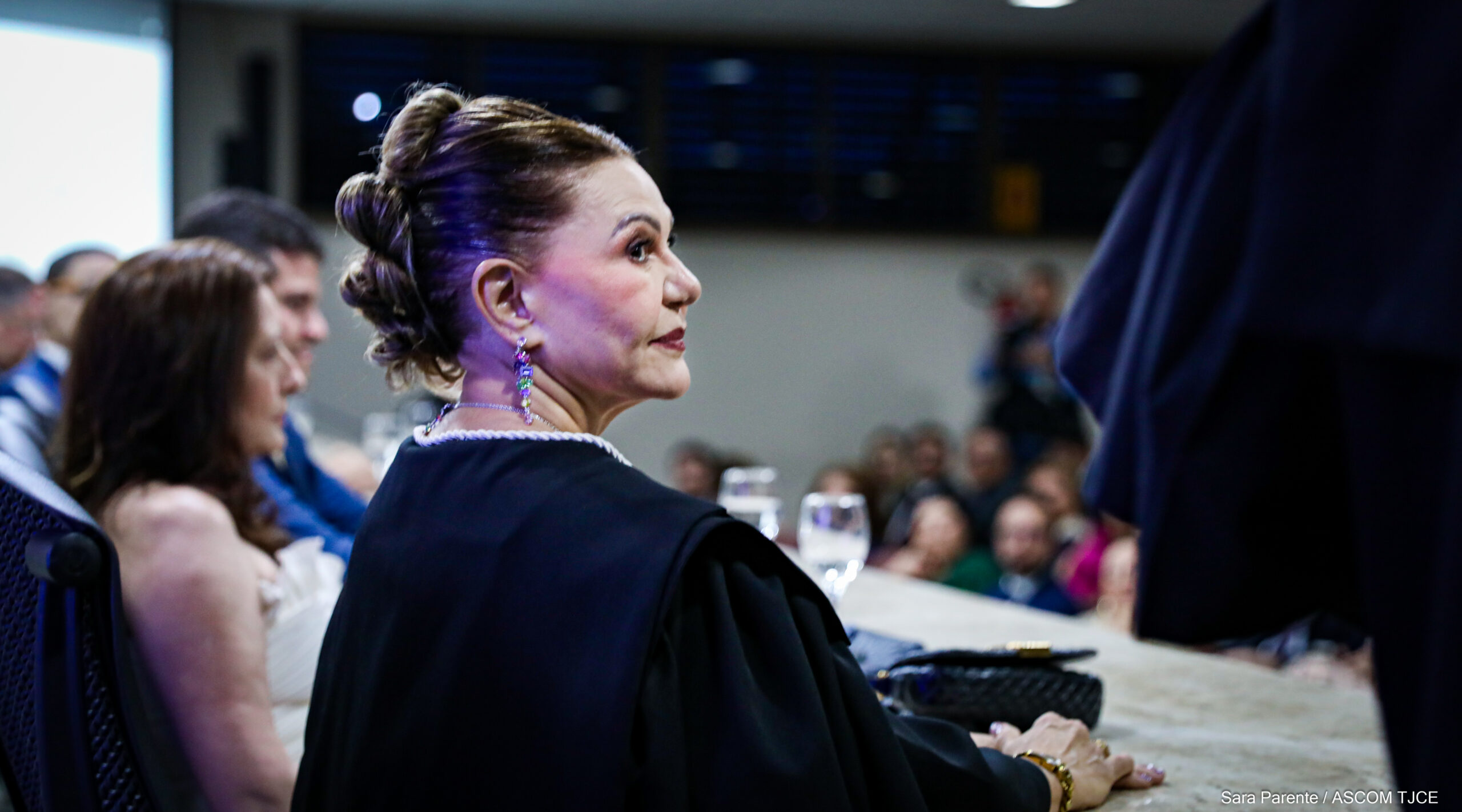 Primeira desembargadora eleita em processo exclusivo para mulheres é empossada pelo TJCE