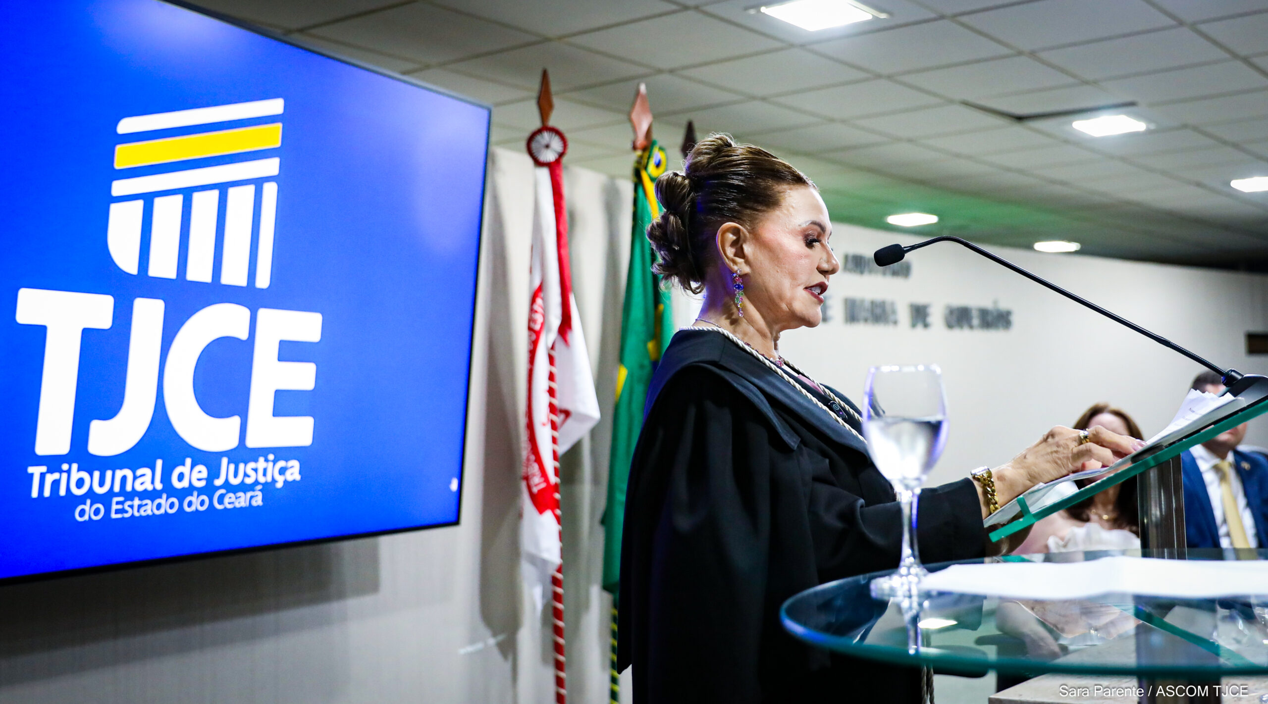 Primeira desembargadora eleita em processo exclusivo para mulheres é empossada pelo TJCE