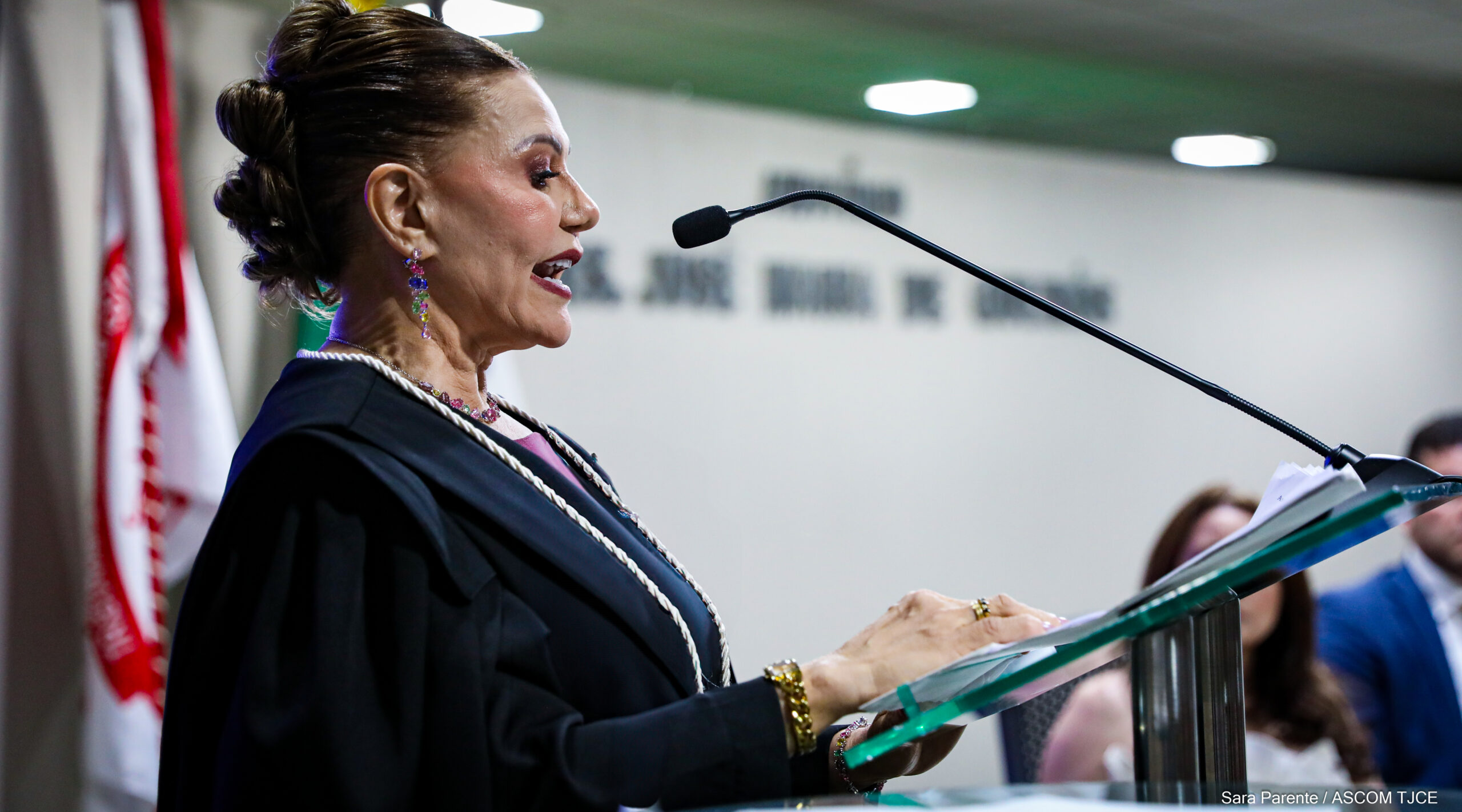 Primeira desembargadora eleita em processo exclusivo para mulheres é empossada pelo TJCE