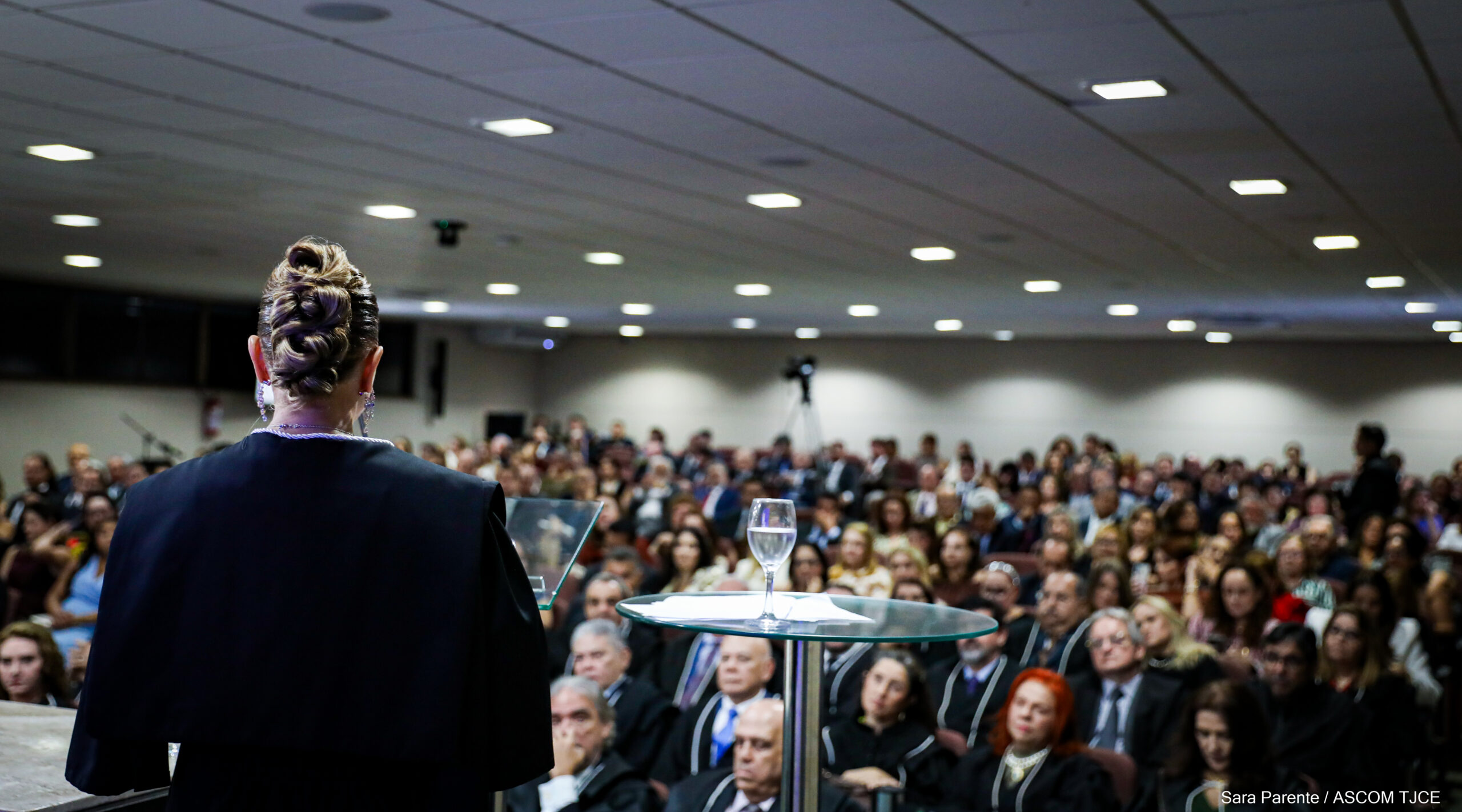 Primeira desembargadora eleita em processo exclusivo para mulheres é empossada pelo TJCE