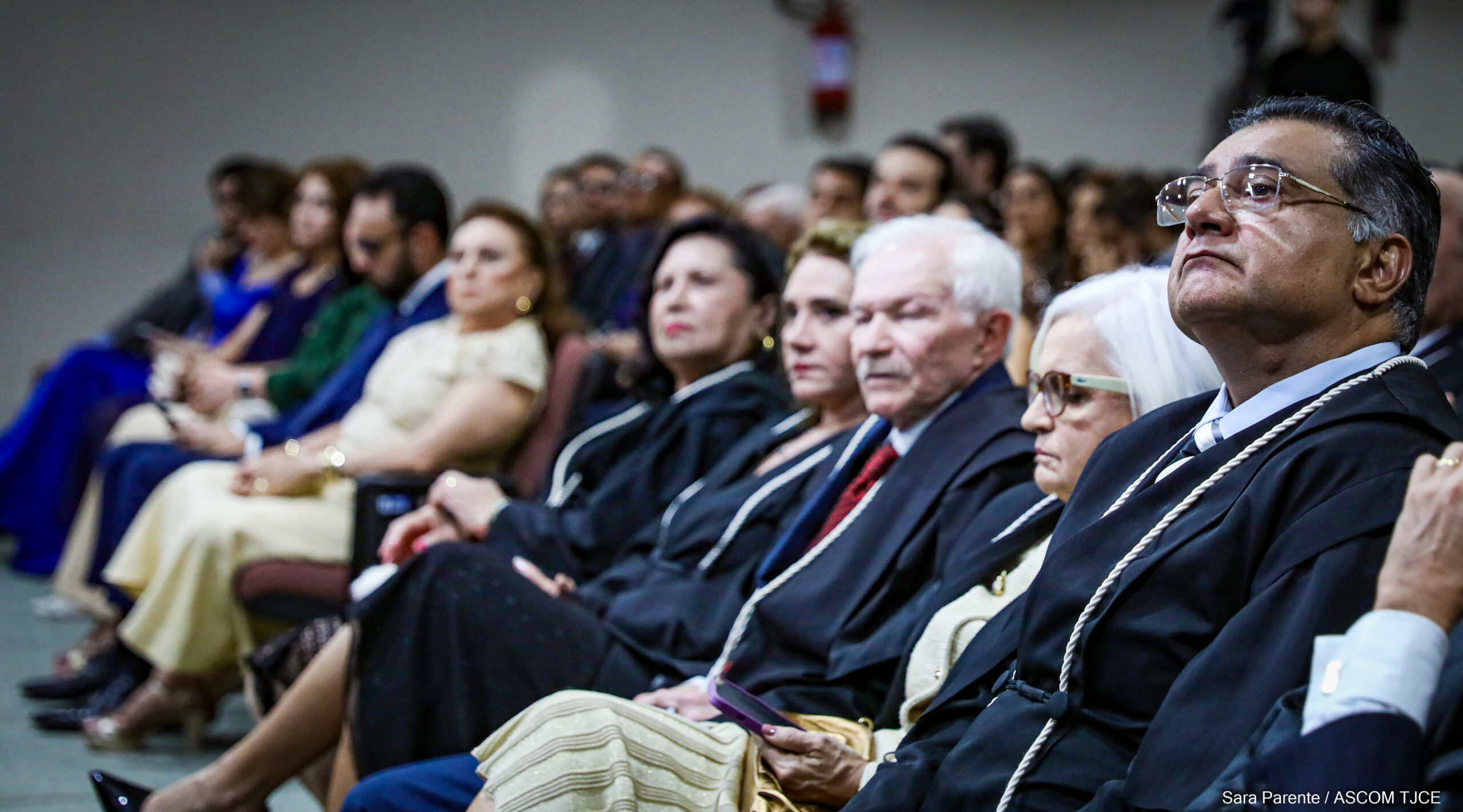 Primeira desembargadora eleita em processo exclusivo para mulheres é empossada pelo TJCE