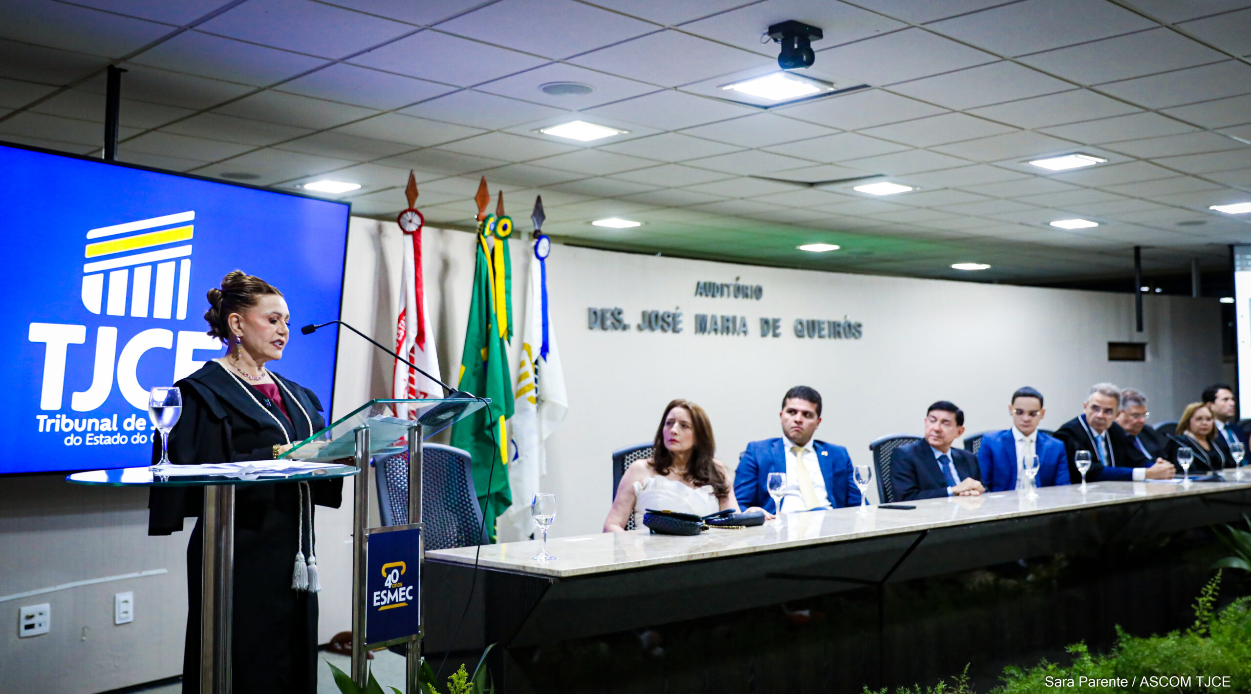 Primeira desembargadora eleita em processo exclusivo para mulheres é empossada pelo TJCE