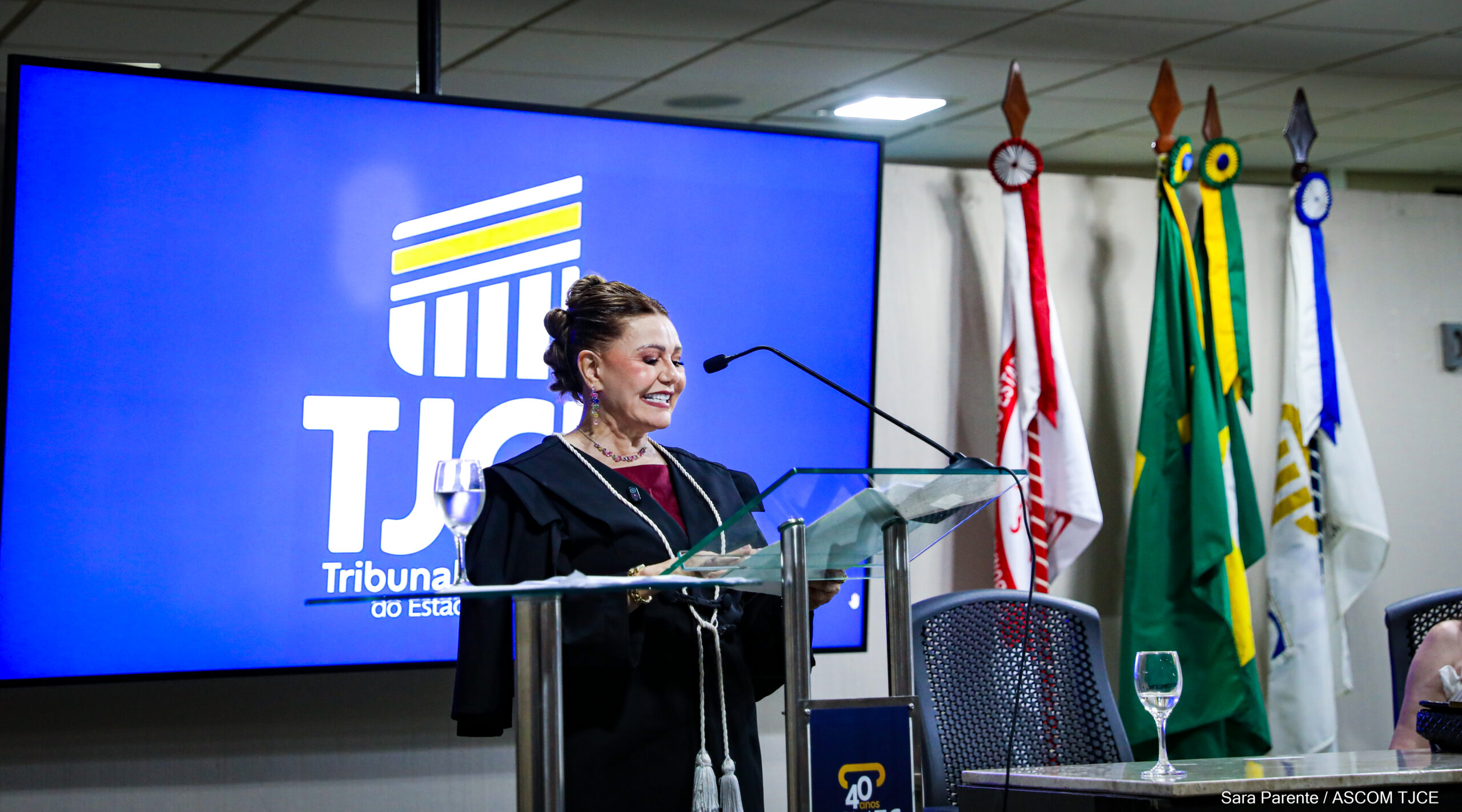 Primeira desembargadora eleita em processo exclusivo para mulheres é empossada pelo TJCE